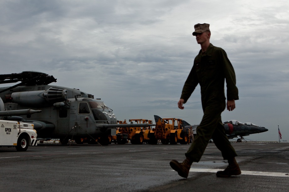 A US Navy crew member on board the USS Makin Island walks along the flight deck, in Hong Kong on August 20, 2014. Makin Island (LHD-8) a Wasp-class amphibious assault ship and the second ship of the US Navy to be named Makin Island, was laid down on February 14, 2004 by the Ingalls Shipbuilding, Pascagoula, Mississippi and was christened on 19 August 2006. AFP PHOTO / ANTHONY WALLACE